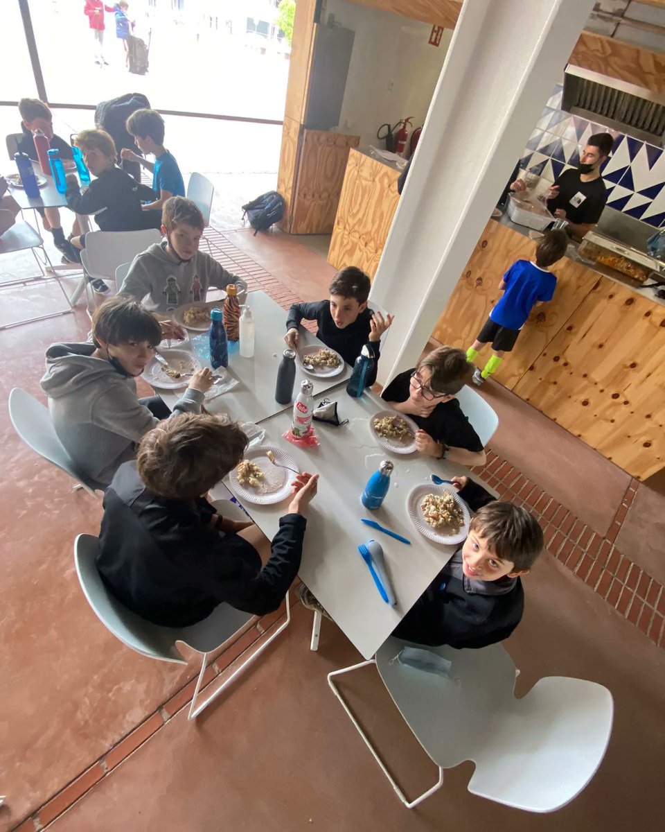 clubpaticongres's tweet photo. El catering de @LComtal ens ajuda a reprendre forces https://t.co/UXUVV6KpRl
