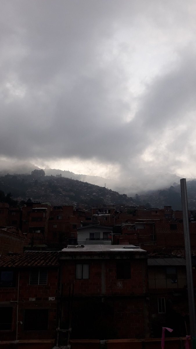 marcosp89's tweet photo. @Gusdaboin Y tu crees que con este clima provoca, pero con el café en la mano se disfruta https://t.co/y0wHJW5Yz5