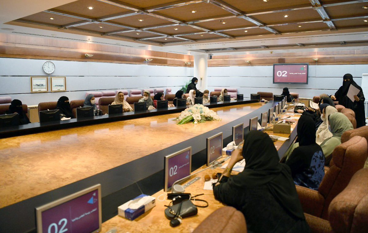 عقد مجلس سيدات الأعمال اليوم الخميس اولى اجتماعاته في الدورة ١٩ وتم خلال الاجتماع اختيار مرام بنت سعيد الجشي رئيسا للمجلس، و دينا بنت عبدالله الفارس نائباً للرئيس