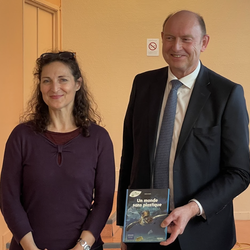 Un Monde sans plastique salué par le député <a href="/MichelVialay/">Michel Vialay</a>.
Ce livre co-édité avec les Éditions <a href="/FleurusEditions/">Fleurus éditions</a> explique les causes de la pollution plastique et les solutions. Michel Vialay a remis un exemplaire à toutes les communes de sa circonscription.
fleuruseditions.com/9782215173014-…