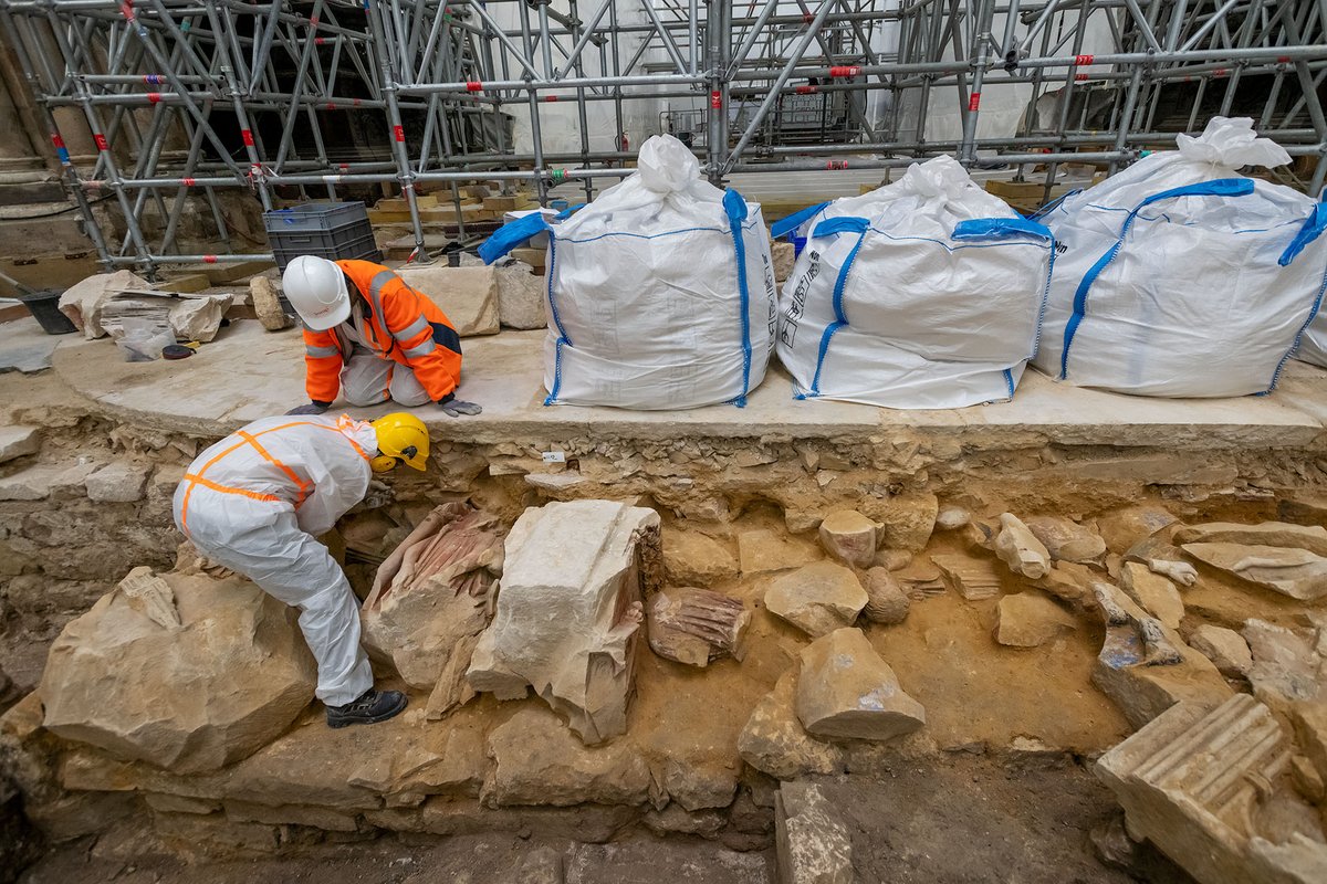 Inrap's tweet photo. [#NotreDame] Point presse ce matin pour dresser un premier bilan des fouilles menées à la croisée du transept de Notre-Dame de Paris.

Découvrez notre article à ce sujet 👉 https://t.co/ZR1d0L01Tl https://t.co/PW07Ldes7Z