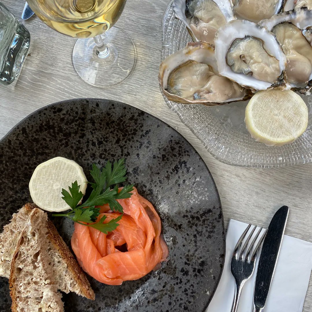 Bubbles &amp; a selection of seafood, the perfect way to bring in the Easter Weekend. 🥂🦪

Book your table now at buff.ly/3msotA1

#boroughmarket #britishfood #boroughmarketlondon #boroughmarketfood #eatmorefish #seafoodlove #freshseafood