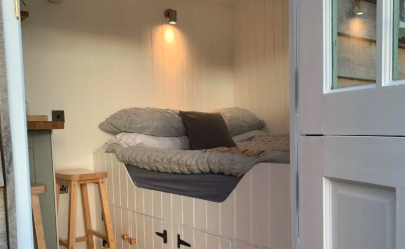 muddyleicsrut's tweet photo. Fancy a digital detox? Book a stay in this cosy little lakeside shepherd's hut in #Leicestershire
https://t.co/prPY4GtG6R
@purplebadger2 #goneglamping #glamping #digitaldetox #offgridglamping #Leicestershire #beeby https://t.co/wPpV2BAJFx