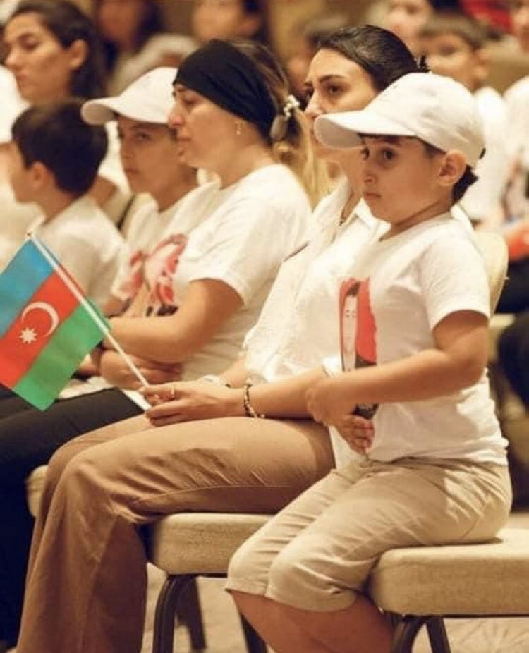 Tişörtünde yer alan babasının fotoğrafı kırışmasın diye program boyunca dimdik oturan şehit çocuğu…