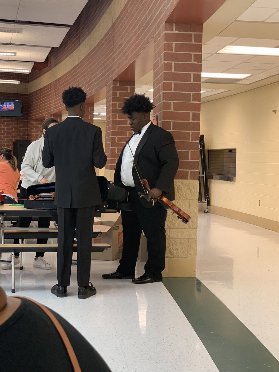 sir_rogers79's tweet photo. #chicago2022 #msawest #violin https://t.co/ny1tdgA7Ll
