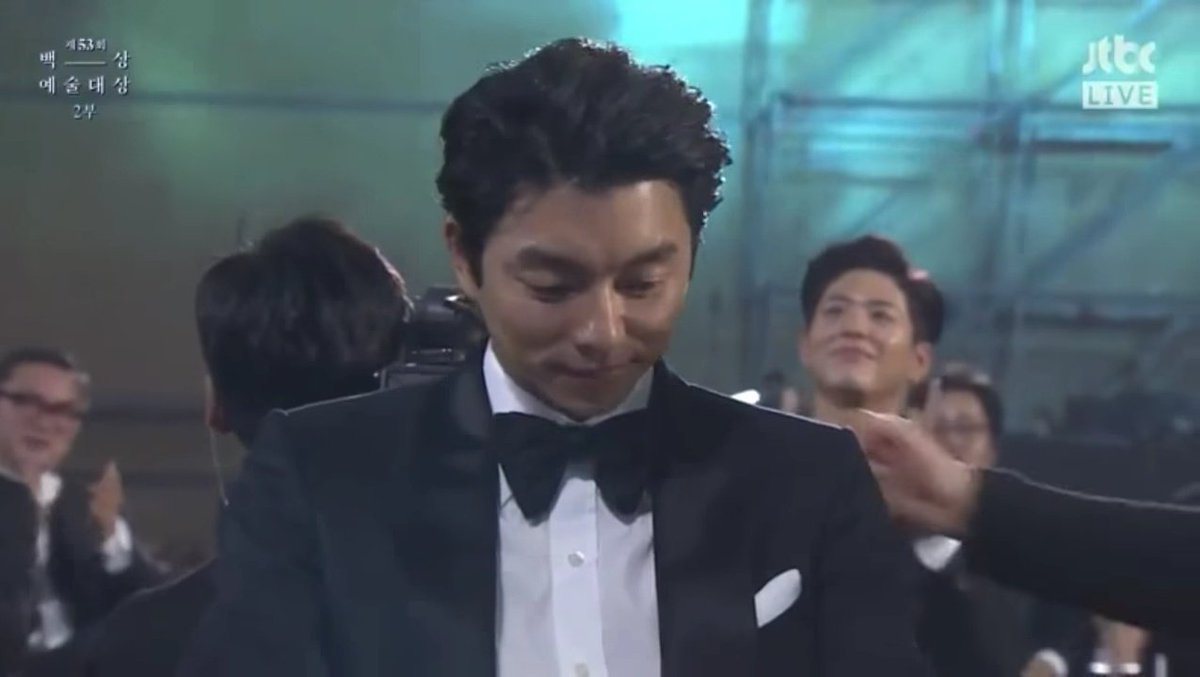 gongyoosimp's tweet photo. just realized park bogum was sitting right behind gong yoo during the 53rd baeksang awards where they were both nominated as best actor and when gong yoo won bogum clapped and cheered for him!!

then 3 years later they became co-stars for seobok? fate. they're so cute i love them https://t.co/01eZkbK7bl