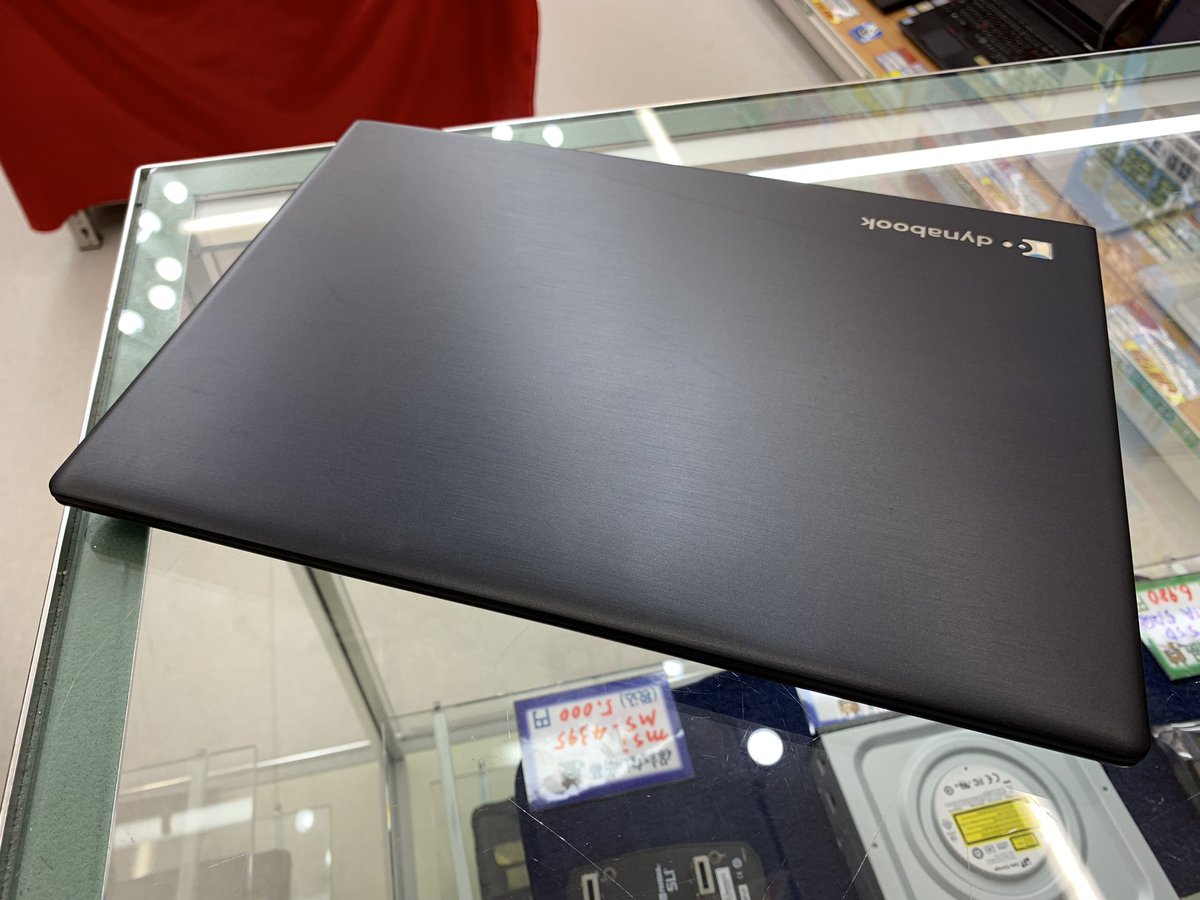PCcomfullAKB4's tweet photo. 今週の秋葉原4号店限定セール！
②【Dynabook U63/H】
薄型の第7世代モバイル！13インチの丁度良いサイズ♪FullHDで発色も綺麗✨
Type-C充電対応で、モバイルバッテリーの利用も可能！！
軽量の約1kgで、持ち運びに最適な1台です👍

在庫は計7台！
#Dynabook #U63 #東芝 #中古 #秋葉原 https://t.co/7qyg83kWJN