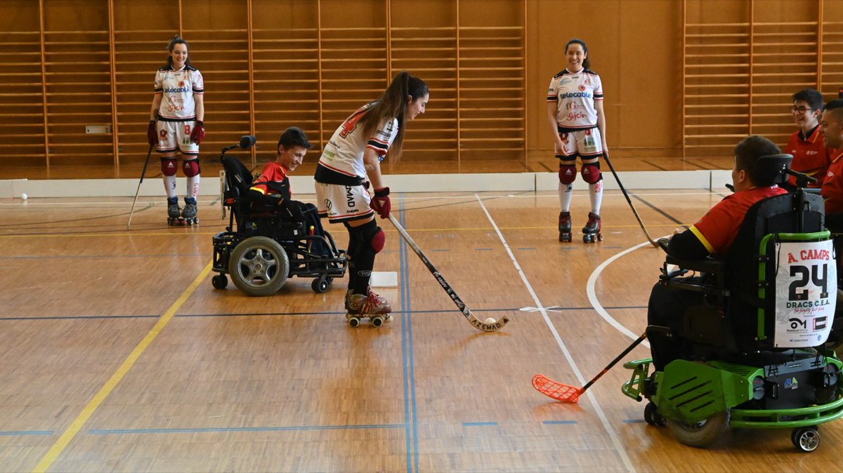 La selección española de hockey en silla de ruedas eléctrica, concentrada en Gijón del 14 al 17 de abril, prepara esta mañana en Pumarín Gijón Sur su debut en el Mundial del próximo agosto en Suiza con una actividad inclusiva con las jugadoras del Telecable Hockey.