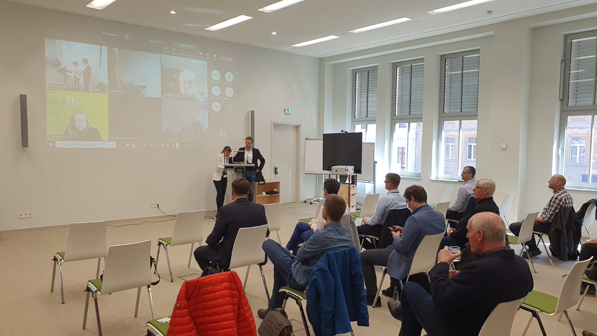 Am Dienstag fand ein Arbeitstreffen von <a href="/en_sax/">Energy Saxony e.V.</a> mit dem Thema "#Wasserstoff in Industrie und Gewerbe" im #ENERGYCoWorkingSpace statt. Geleitet wurde dieses von Dr. Stephan Anger. Auch die #IWU Wasserstoffgruppe stellte ihre Projekte #DurcH2atmen und <a href="/Hydrogen_Lab_GR/">Hydrogen Lab Görlitz</a> vor.