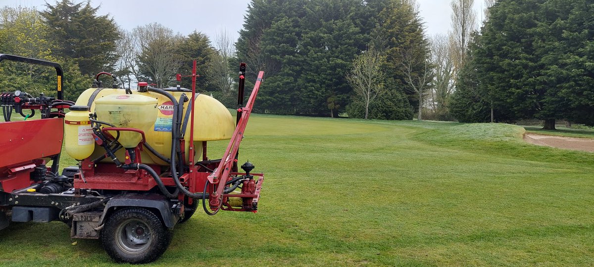 KeepingGreens88's tweet photo. That's greens, tees and approaches all sprayed with their monthly application of wetting agent. Tees and approaches with the Aquazorb and the greens with Zipline @BulburyWoodsGC @Aquatrols @AgrovistaAMNTY https://t.co/hJNos681cT
