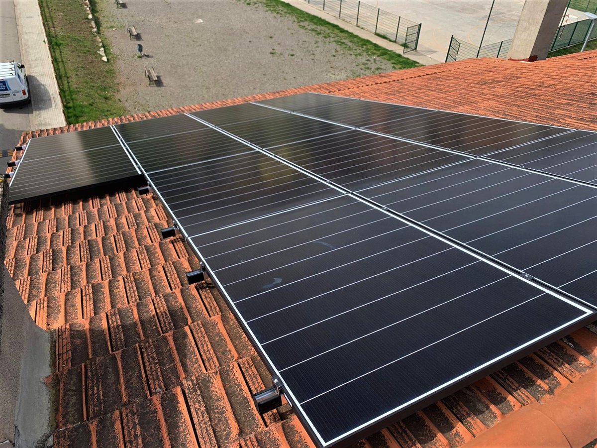SUDRenovables's tweet photo. [cat] Abans d'anar a buscar ous 🐥🥚🍰 de xocolata, ens acomiadem amb la instal·lació #fotovoltaica que hem fet a Balsareny. Amb 14 #panells, 5,74 kWp instal·lats en aquesta llar estaran produint uns 6500 kWh a l'any 🌞💫♻️

Us desitgem bona Pasqua 🐥🥚🥧🌈! https://t.co/SsL29FYkts