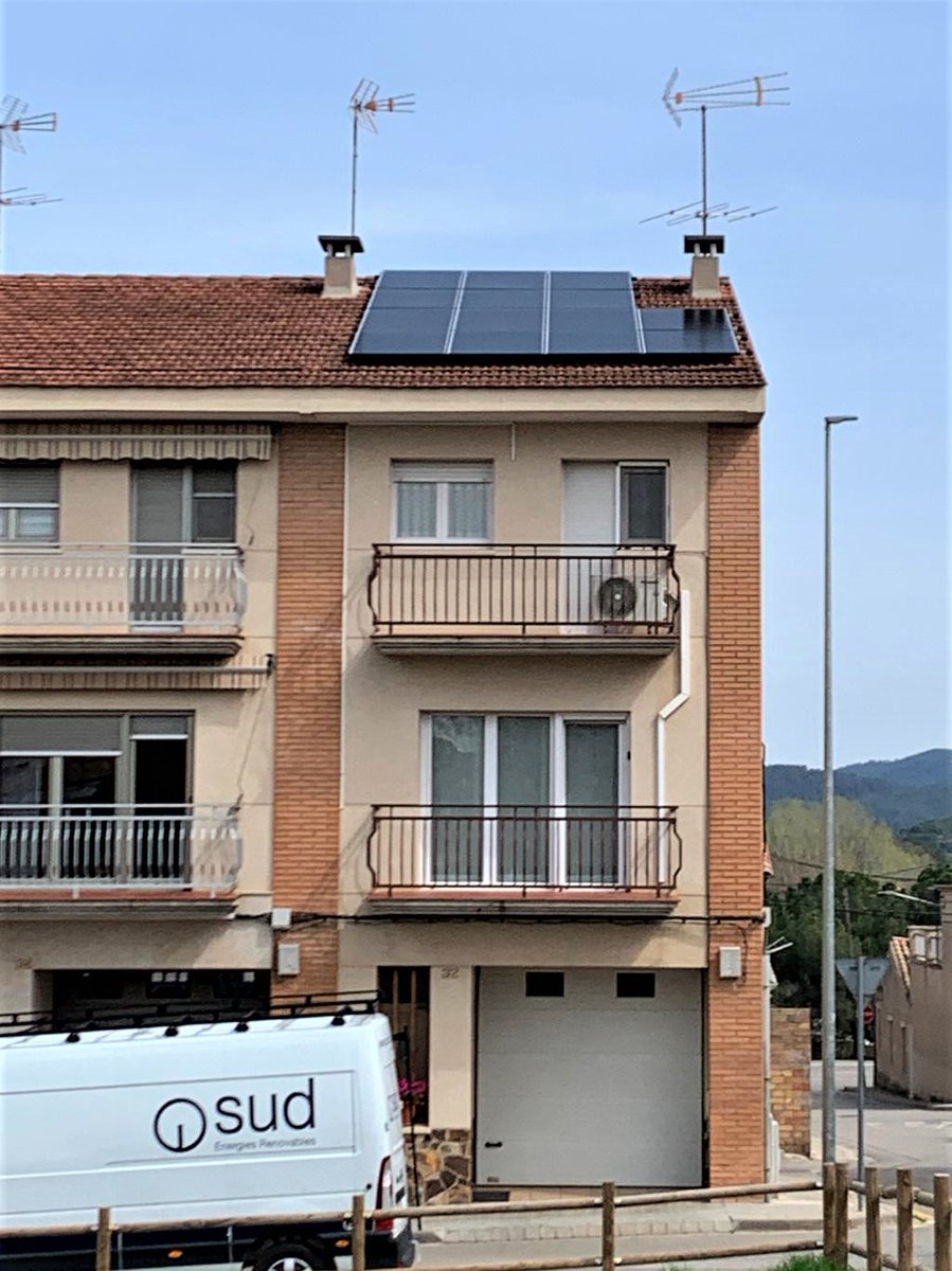 SUDRenovables's tweet photo. [cat] Abans d'anar a buscar ous 🐥🥚🍰 de xocolata, ens acomiadem amb la instal·lació #fotovoltaica que hem fet a Balsareny. Amb 14 #panells, 5,74 kWp instal·lats en aquesta llar estaran produint uns 6500 kWh a l'any 🌞💫♻️

Us desitgem bona Pasqua 🐥🥚🥧🌈! https://t.co/SsL29FYkts