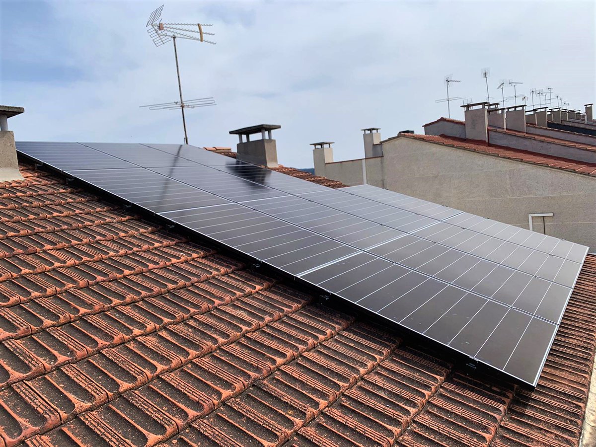 SUDRenovables's tweet photo. [cat] Abans d'anar a buscar ous 🐥🥚🍰 de xocolata, ens acomiadem amb la instal·lació #fotovoltaica que hem fet a Balsareny. Amb 14 #panells, 5,74 kWp instal·lats en aquesta llar estaran produint uns 6500 kWh a l'any 🌞💫♻️

Us desitgem bona Pasqua 🐥🥚🥧🌈! https://t.co/SsL29FYkts