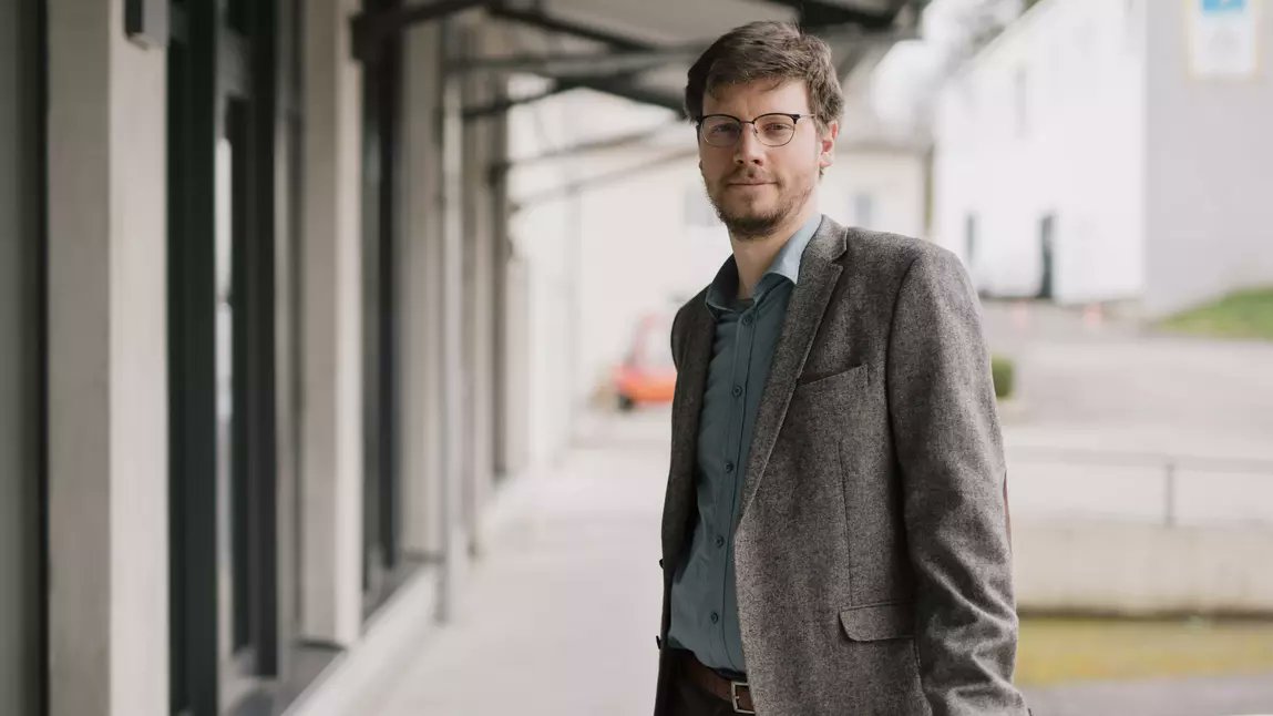 helmholtz_de's tweet photo. Wie man selbst große Mengen digitaler Forschungsdaten von verschiedenen Stellen zusammenführen kann, ohne Persönlichkeitsrechte zu verletzen, weiß @nicodoettling vom @CISPA. Für seine Arbeit erhielt er einen #ERCstartingGrant. https://t.co/GhkTnOuHzs (hk) https://t.co/gqNUiRopZ7