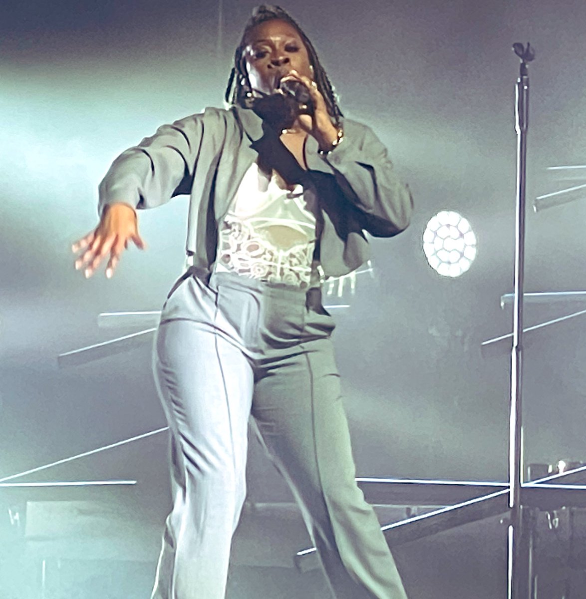 LauraGrey1's tweet photo. @callmeabimbola Still getting goosebumps thinking about ‘Future Holds’ last night 🔥 🔥 https://t.co/kpXlecqDYh