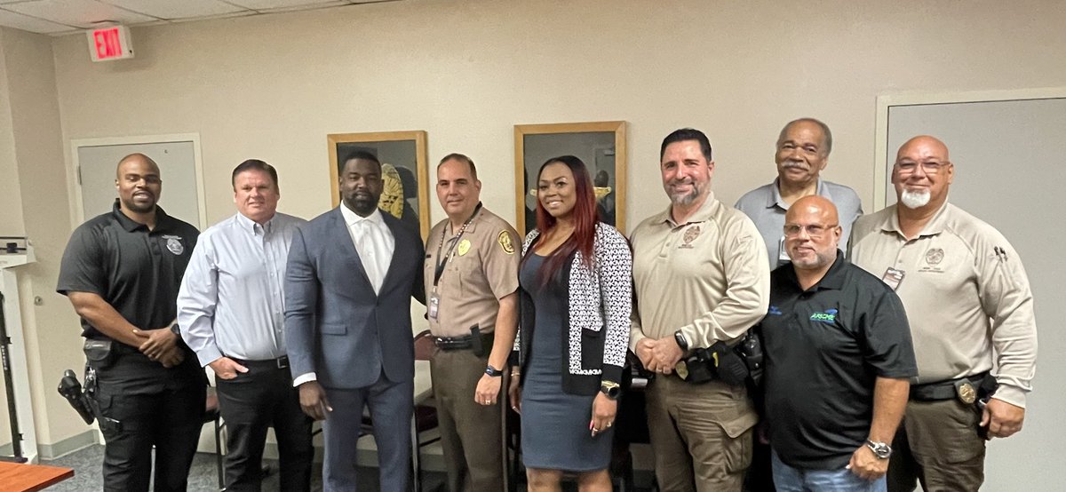 Yesterday, @MDPD_Director Perez met with the <a href="/SouthFloridaPBA/">South Florida PBA</a>, <a href="/hpoa_dade/">Hispanic Police Officers Association</a>, AFSCME, the Progressive Officers Club and the Professional Law Enforcement Association. Working together, as one, we can collaborate to help the men and women of the #MDPD. #TogetherWeCan