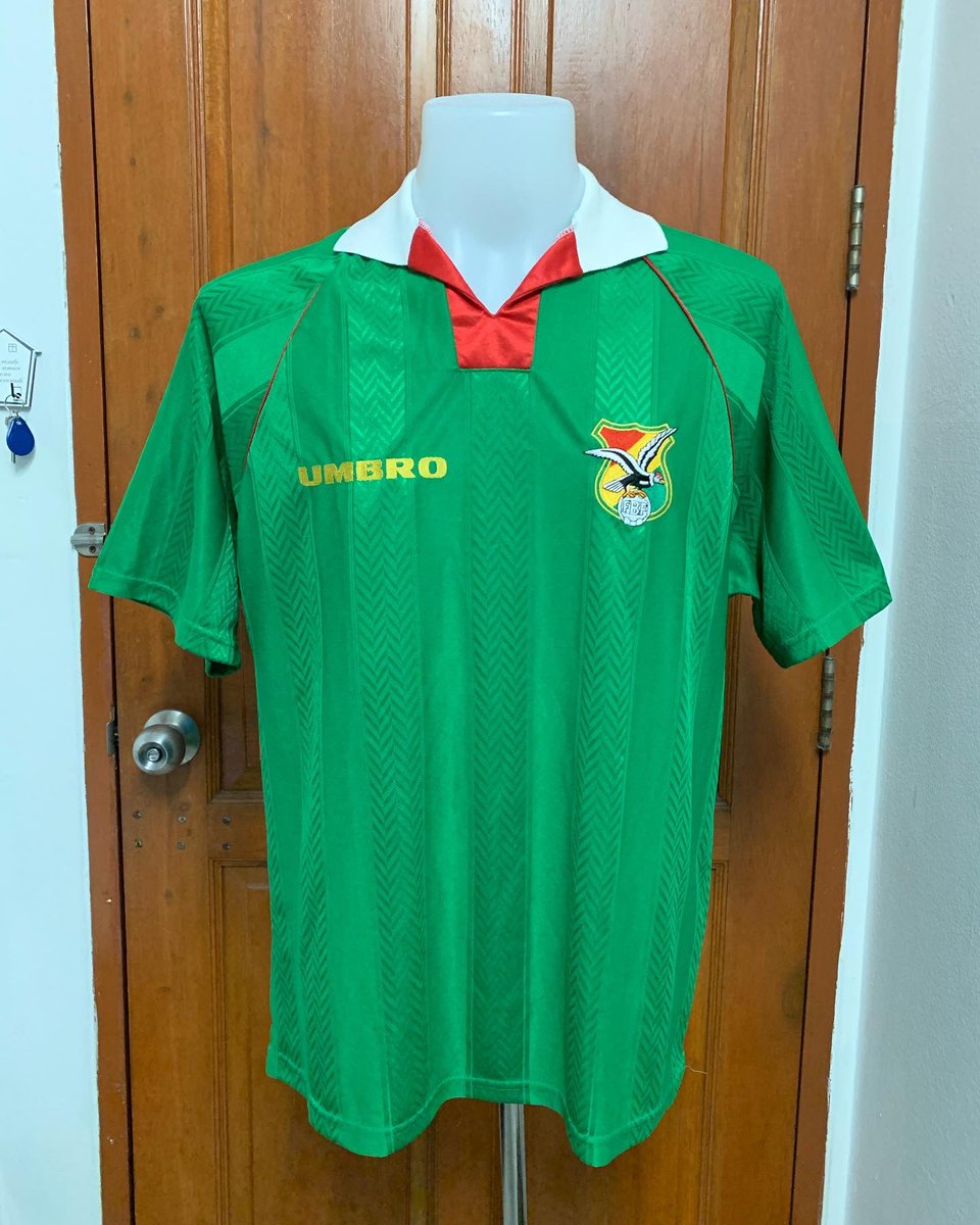 KongtapAFPringt's tweet photo. 🔥Bolivia World Cup 1994🔥 @FBF_BO 

#classic #classicfootballshirt #Bolivia #umbro https://t.co/P8ud3unXcd