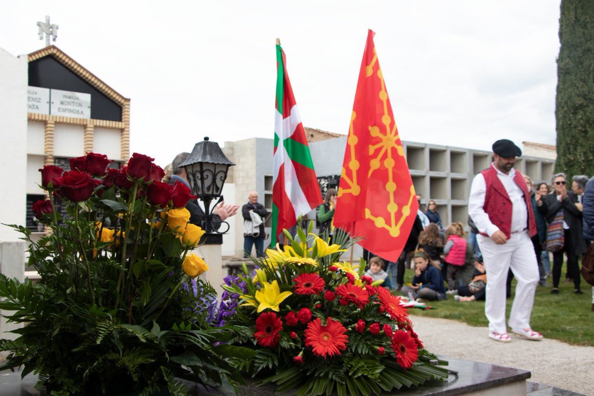Desde Sartaguda, en el homenaje a los fusilados de 1936, las hijas de Gernika y los nietos de las viudas nos reafirmamos en nuestro compromiso con la paz, la soberanía y la democracia.

🌹 Porque fueron, somos; porque somos, serán.

Por la República Vasca de libres e iguales ✊