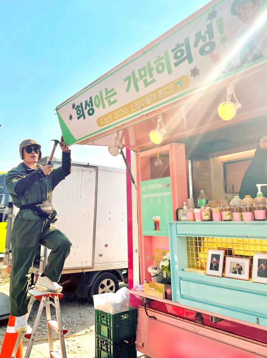 대리운전 브이로그 구교환 맨날 입는 호크룩스 입는 거 의도한거래....인물의 사생활을 반영하고 싶어서 일부러 노메이크업+자기 옷 입었다구 함
노메이크업 입고 그 비주얼인거냐구