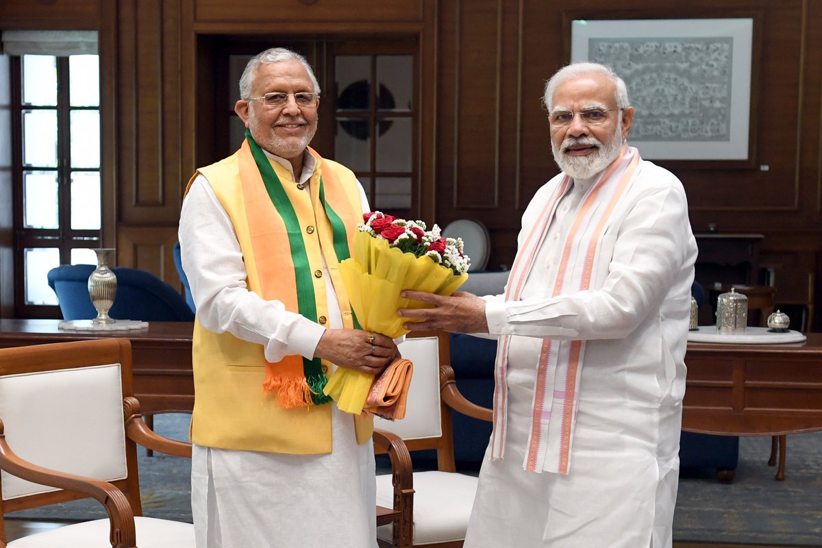 SureshKKhanna's tweet photo. उ० प्र० सरकार में मंत्री बनने के बाद हमारे यशस्वी प्रधानमंत्री आदरणीय श्री नरेंद्र मोदी जी से शिष्टाचार भेंट कर उनका अमूल्य मार्गदर्शन प्राप्त किया।

आभार माननीय प्रधानमंत्री जी। https://t.co/UCrYtKUZrp