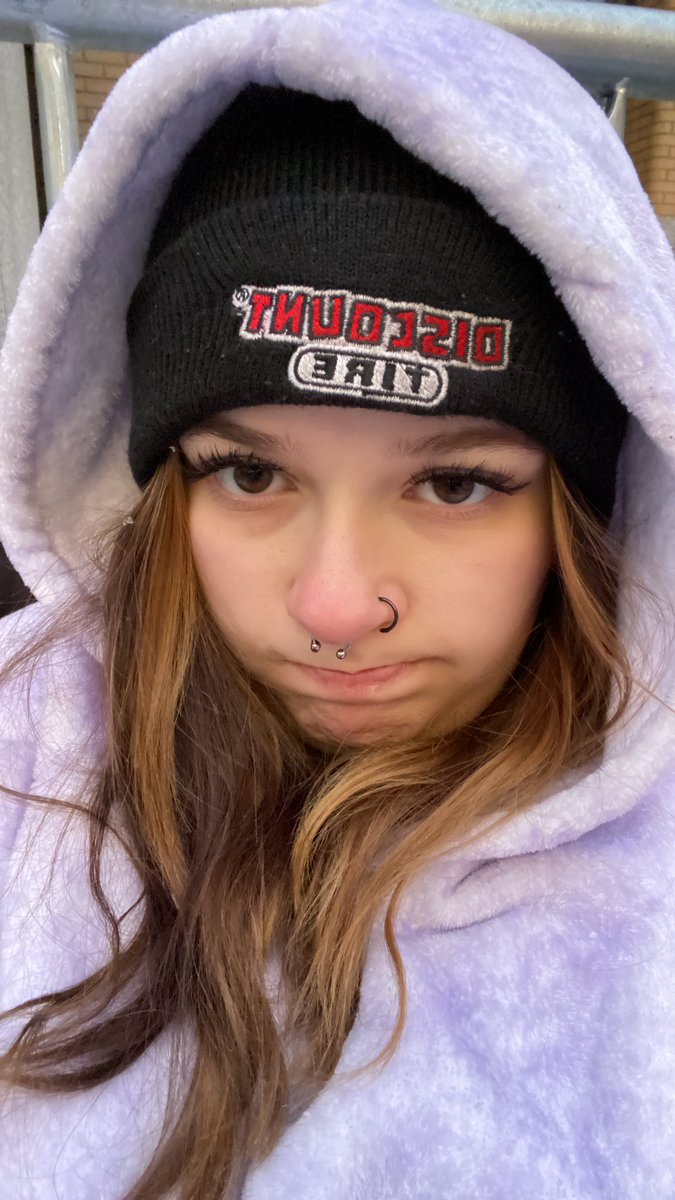 mercedesisok's tweet photo. @oliviarodrigo @gracieabrams i love you guys but dayum it’s brutal out here #SOURTOUR #SOURtourMinneapolis https://t.co/rlUlNi18ef