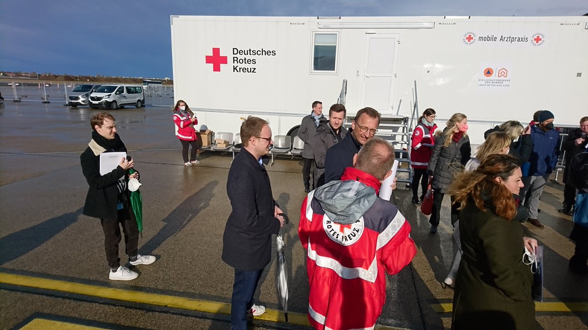 Parlamentarischer Staatssekretär Saathoff, Berichterstatter für den Innen-Haushalt der SPD-Fraktion Martin Gerster und weitere Mitglieder des Innenausschusses vor dem mobilen Abwasserzwischenspeicher