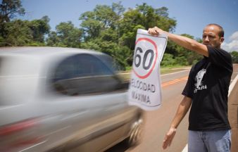 RedYaguarete's tweet photo. 60 km/h en rutas que atraviesan zonas de Alta Biodiversidad. No hay otra.

97% de los vehículos violan la velocidad máxima establecida.

!Control de velocidad en Tramo YA en las rutas 12, 101 y 19 de Misiones!

La solución está sobre la mesa: https://t.co/jjx04Pl8xU https://t.co/zodyqgxS0g