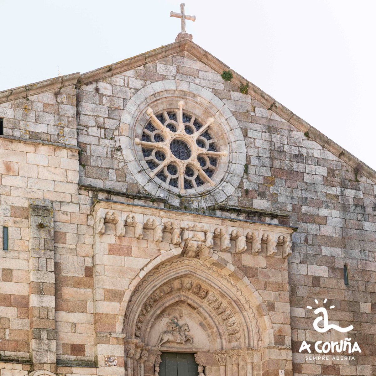 ⛪ Es la iglesia más antigua de la ciudad y desde la edad media la que recibía a los peregrinos que viajaban en barco y atracaban en A Coruña para seguir su camino a Santiago. La Iglesia de Santiago, situada en la Ciudad Vieja, es una visita obligada
#SiempreAbierta