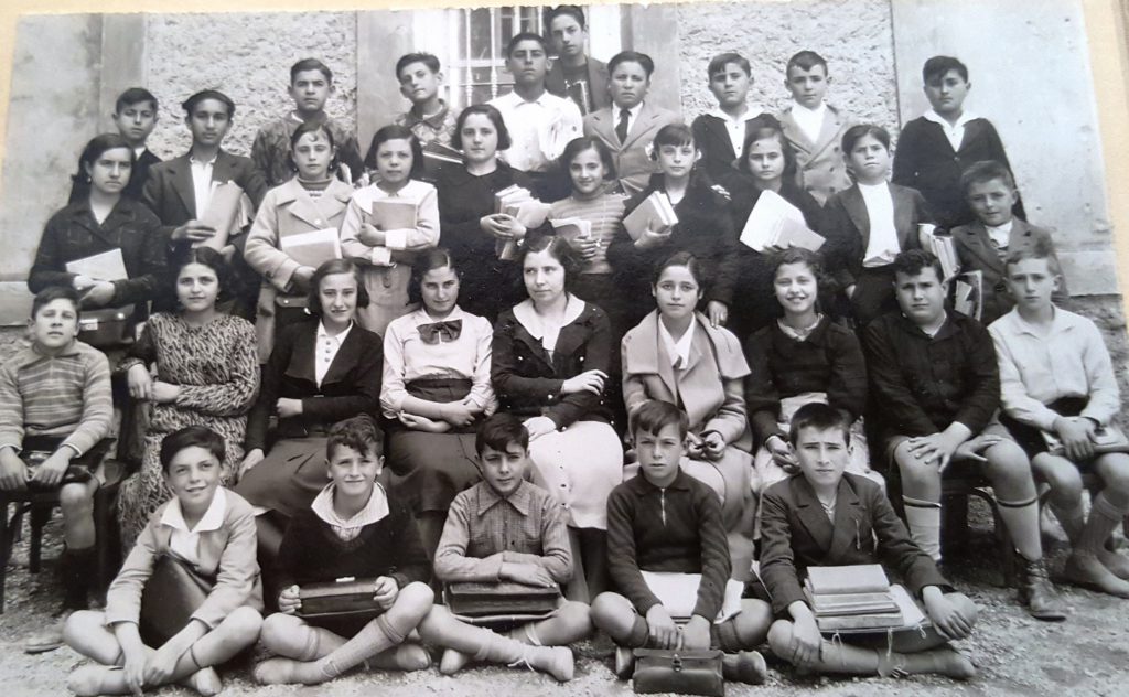 Feliz 14 de Abril. Día de la educación pública, de la sanidad pública, del sufragio femenino, de la paz como único camino. 
Día de la cosa pública. Feliz día de la República.