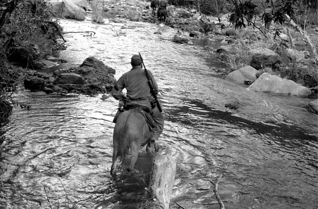 #Fidel: El pueblo de #Cuba sabe que la lucha se está librando victoriosamente pero sobre todo sabe que la voluntad y el tesón con que iniciamos esta lucha, se mantiene inquebrantable, y sabe además que ... la adversidad no nos desalienta. (14/4/1958)