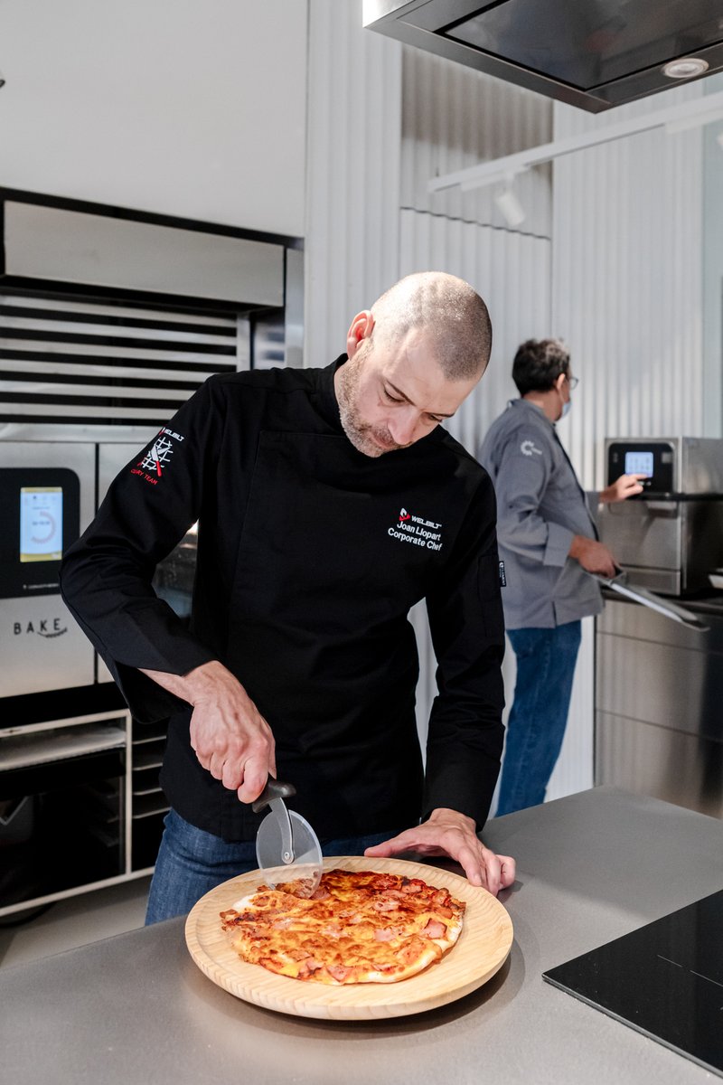 WelbiltEurope's tweet photo. With the @Merrychef_W #e2s high-speed oven, cooking this delicious pizza from #CerealBakery in a matter of seconds is this easy 😜 #Merrychefe2s https://t.co/IvU6lClOaw