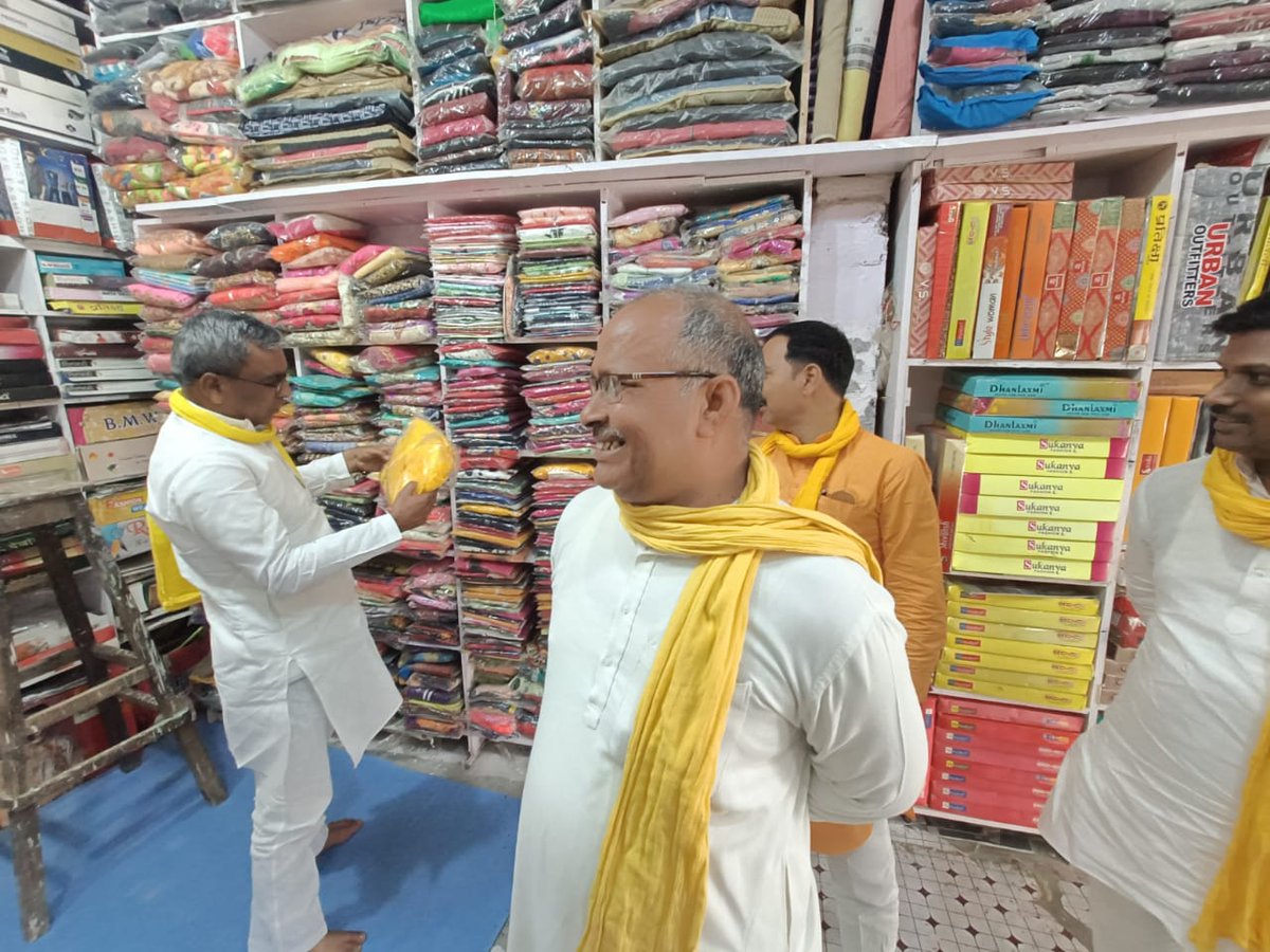 आज जनपद गाज़ीपुर (विधानसभा-जहूराबाद) के कासिमाबाद में पार्टी के राष्ट्रीय संगठन मंत्री माननीय श्री सालिक यादव जी की दुकान पर पहुंच औपचारिक मुलाकात कर कुशल क्षेम जाना।।
<a href="/Sbsp4Zahoorabad/">SBSP Zahoorabad,विधान सभा,सुभासपा</a> <a href="/sbsp4ghazipur/">SBSP Ghazipur सुभासपा ग़ाज़ीपुर (उ.प्र.)</a> <a href="/SBSP4INDIA/">Suheldev Bhartiya Samaj Party (SBSP) ,सुभासपा</a>