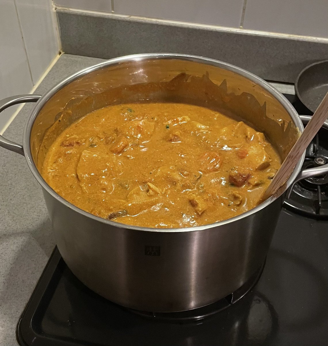 8osh8's tweet photo. 一週間分のお弁当を作り置きしてた、トルコパンもどきとインドカレーが1番飽きずにタンパク質と糖質摂れる🙌 https://t.co/R3IJNL5PVL