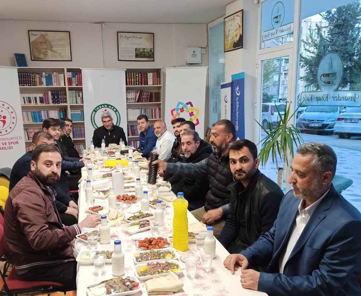 Derneğimiz gönüllüleri ile iftar programında buluşmaya devam ediyoruz. Ramazan'ın 12. iftarını Esnaf dostlarımızla açtık. <a href="/insanderKahve/">İnsander Kitap Kahve</a>