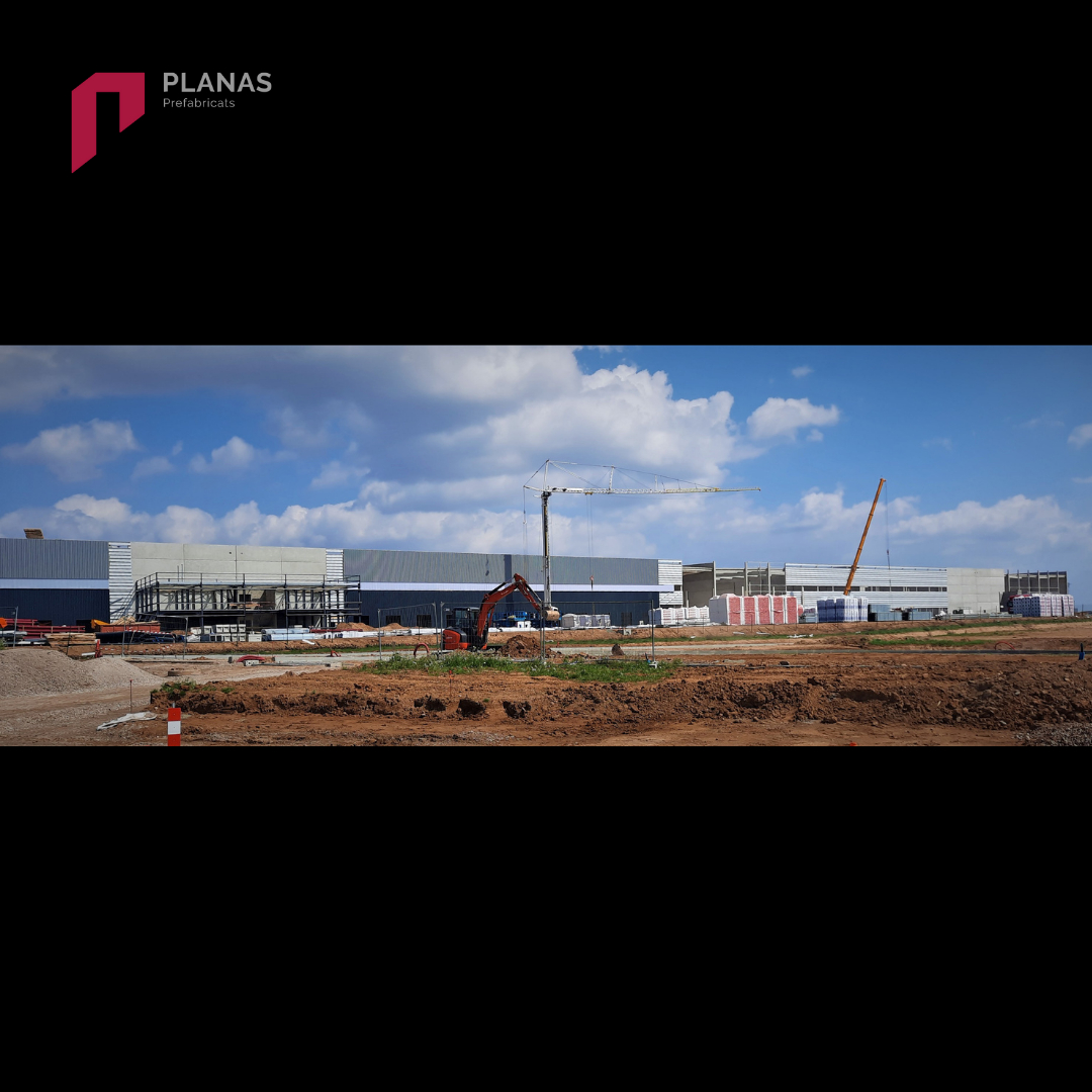 👉Hem iniciat el muntatge de l'última cèl·lula per la plataforma logística d'Hexahub a Béziers per tal de complir amb el planning establert.

#construccio #logistica #prefabricatsplanas