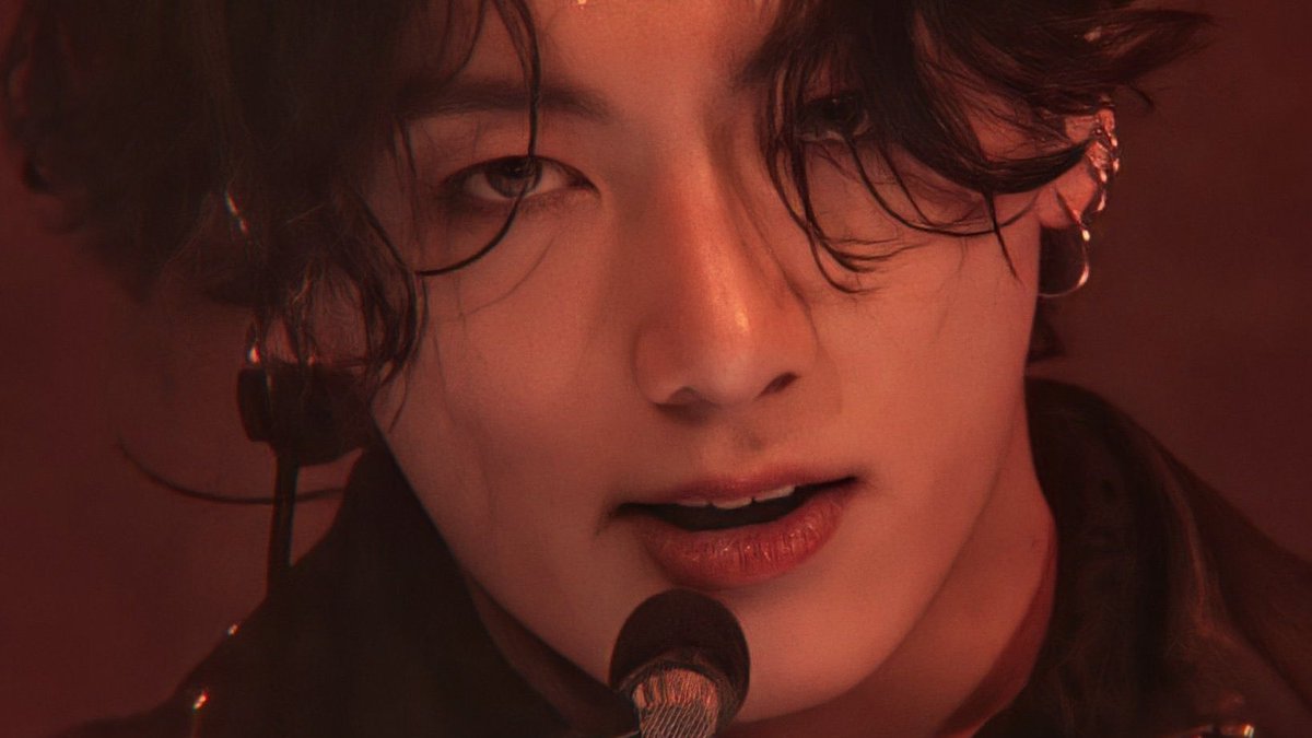 jjkqae's tweet photo. i fear jungkook's gaze on stage cause — https://t.co/P1DSuK5INu