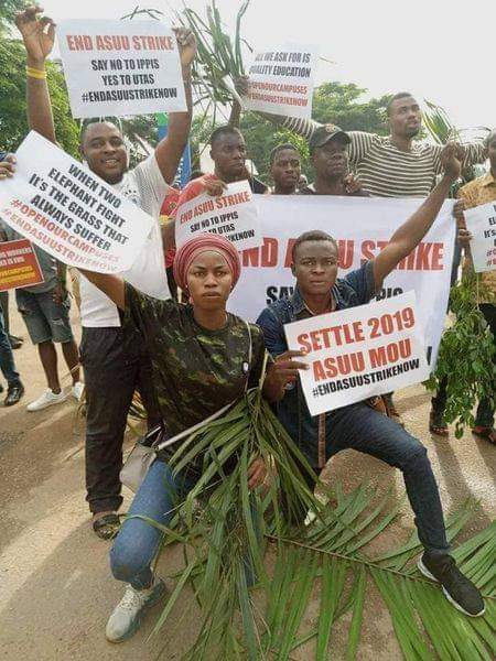 Hibraheembamid1's tweet image. Education today in Nigeria is now like a broken Pencil. So pointless

@Atiku 
@peterobi
@govayofayose
@Nigeducation
@asiwajutinubu
@profosibanjo
@Mbuhari
@govwike
@bukolasaraki
@officialpdpnig
@officialapcng
@mobilepunch
@channelstv
@Naija_PR
@elonmusk

#GetPVC
#EndASUUStrikeNow