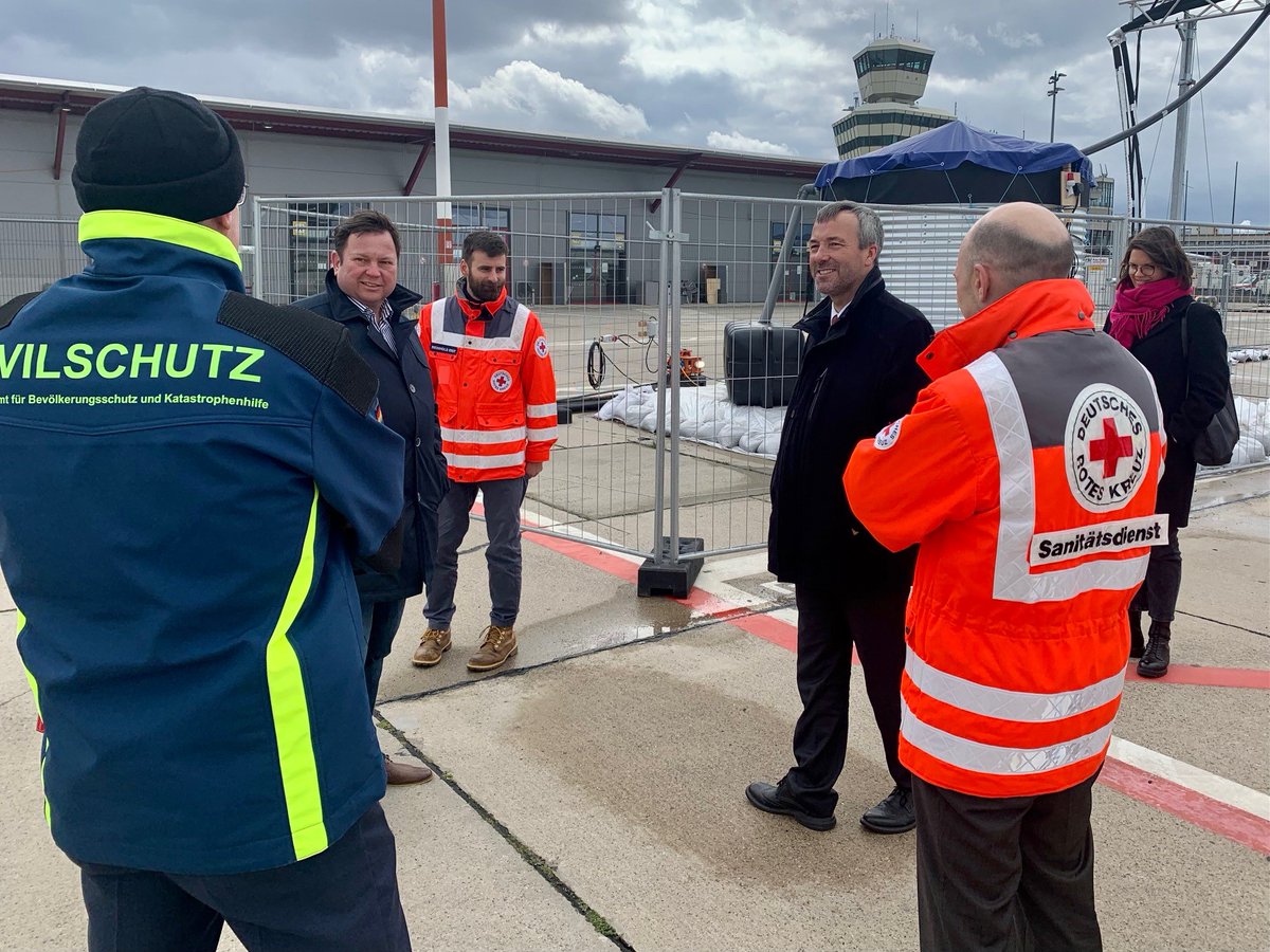 Parlamentarischer Staatssekretär Saathoff, Berichterstatter für den Innen-Haushalt der SPD-Fraktion Martin Gerster und weitere Mitglieder des Innenausschusses vor dem mobilen Abwasserzwischenspeicher