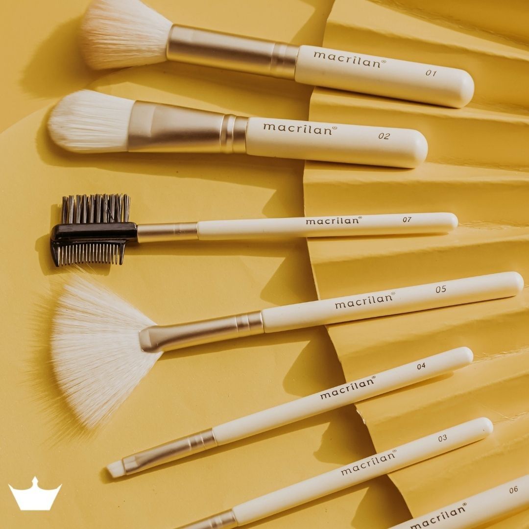MaquiADORO's tweet photo. aqui tem kit de pincéis por apenas R$ 33,90 e você escolhe sua cor favorita: https://t.co/cVoj1pTOP5 🥰 são 7 pincéis para todas as etapas da make com cerdas sintéticas, macias e arredondadas para um acabamento leve e uniforme e tamanho ideal para levar pra todo lugar 💗💜💛💙 https://t.co/8BMCk6fKGI