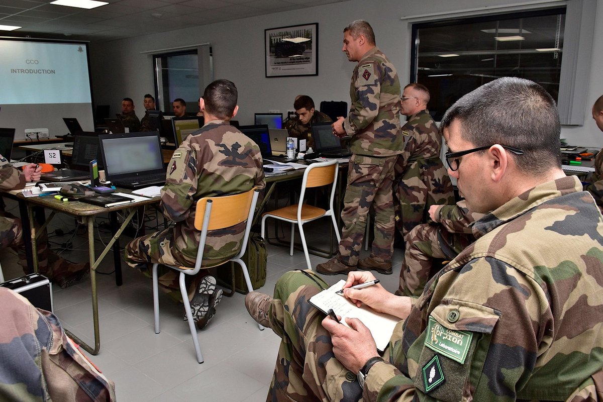 COM_ECIA's tweet photo. [#SCORPIONXII] Conformément à sa mission de diffusion de la doctrine #SCORPION, la #DEPCIA facilite la transformation des #forcesterrestres, et met au profit du #126RI, la 1re session d'appropriation SCORPION (SAS) de combat en zone urbaine. Prochain rdv avec 126RI : SCORPIONXII. https://t.co/9K9roowLA0