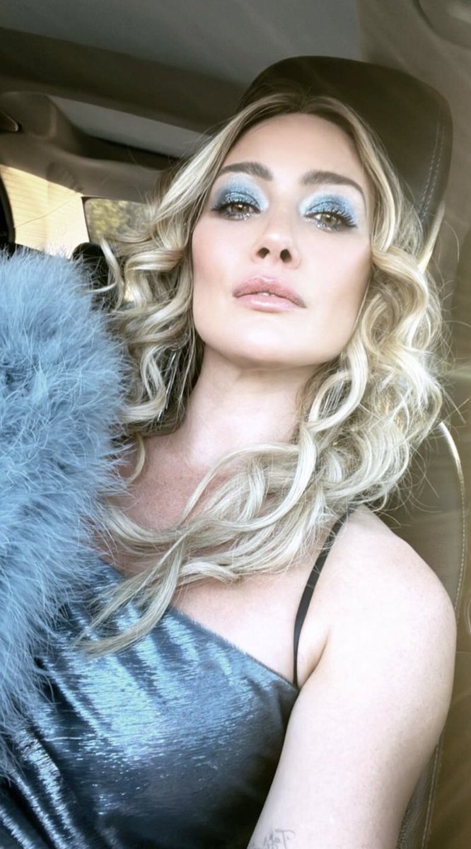 hditeam's tweet photo. 💋 @hilaryduff #blueeyebrows https://t.co/iOnuussJVr