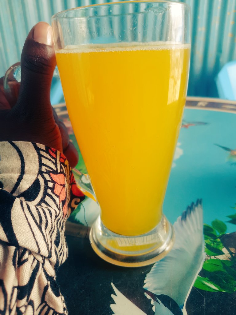 MkenyaShira's tweet photo. If an economy that destabilizes common Wanjiku,on this birthday this is the only cheza kama wewe I can.
This pineapple Club soda is one of my bad habits I am not dropping soon.
#birthdayturnup
#Mzinga
Iko kinyuaji wasee https://t.co/oiOujwl4uE