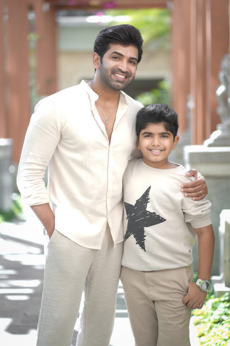 balakumar270991's tweet photo. My Lovable @arunvijayno1 anna with his son #ArnavVijay on his debut #OhMyDog promotions 🥳
#OhMyDogOnPrime from April 21
📸 @karthikakphoto
@AllIndiaAVfans @DineshAVFan
@arunvijaynetwo1 @aaamallovely
#ArunVijay #AV #JuniorAV 😍 https://t.co/mpyCmu8tET