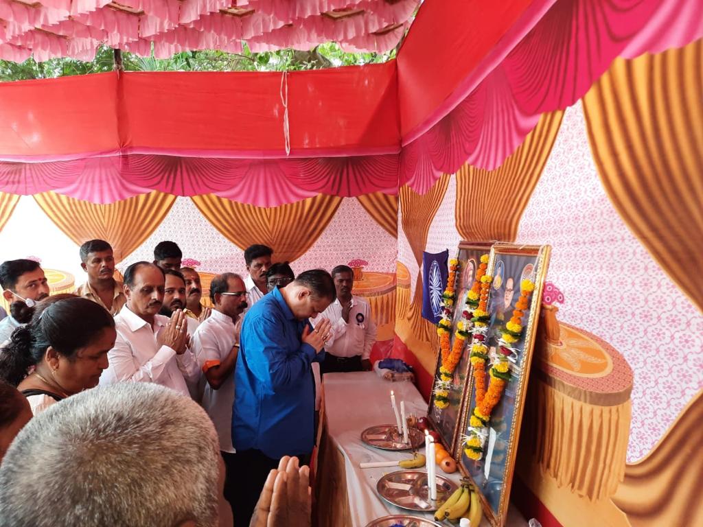 BJP4Mumbai's tweet photo. भारत के महान सपूत भारतरत्न डॉ. बाबासाहेब आंबेडकर की 131 वे जयंती के पावन अवसर पर भाजपा मुंबई के महामंत्री आ. @AmeetSatam एवं पार्षद @renu_hansraj ने बाबासाहेब आंबेडकर जी के फोटो को अनेक कार्यकर्ताओं के सहित अभिवादन किया। 

#राष्ट्रनायक_अम्बेडकर https://t.co/75I3405V5Z