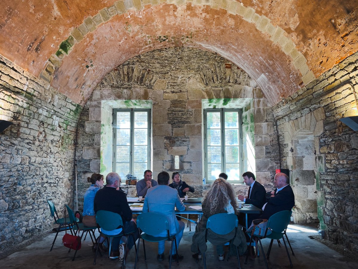 A #BelleÎleenMer ce matin, réunion de travail avec les élus pour parler des projets communs.

Les îles, ça concerne tous les Bretons. À la <a href="/regionbretagne/">Région Bretagne</a>, nous inscrivons les enjeux insulaires dans toutes les politiques que nous menons pour développer nos territoires.