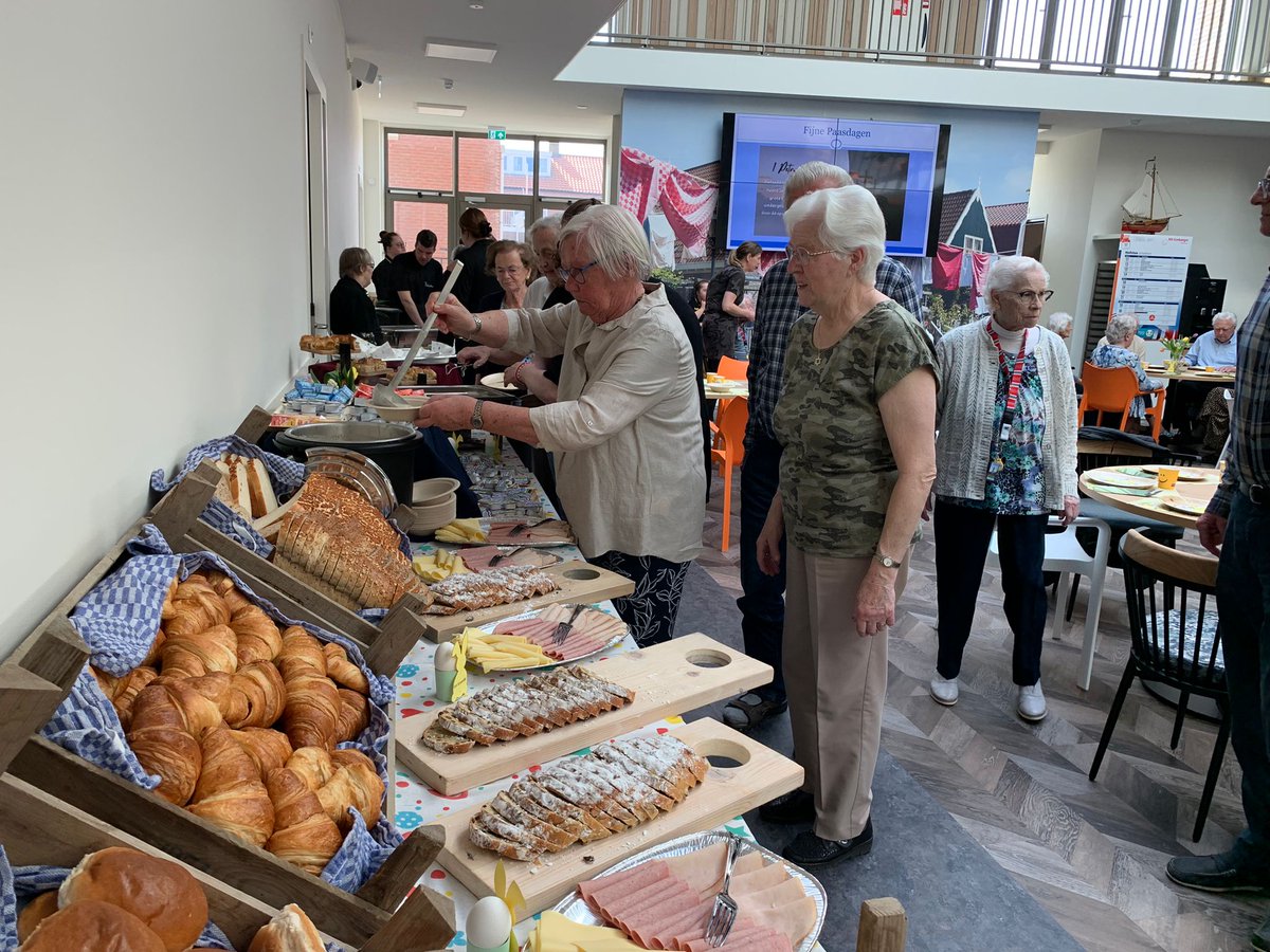 In het atrium genoten de bewoners van De Hofstee vanmiddag van een heerlijke paasbrunch! We kijken terug op een gezellige en geslaagde middag! De brunch is mede mogelijk gemaakt door Jumbo Hofstee Urk en Stichting Philadelphia Zorg, bedankt voor jullie bijdrage!😀🍞🥐