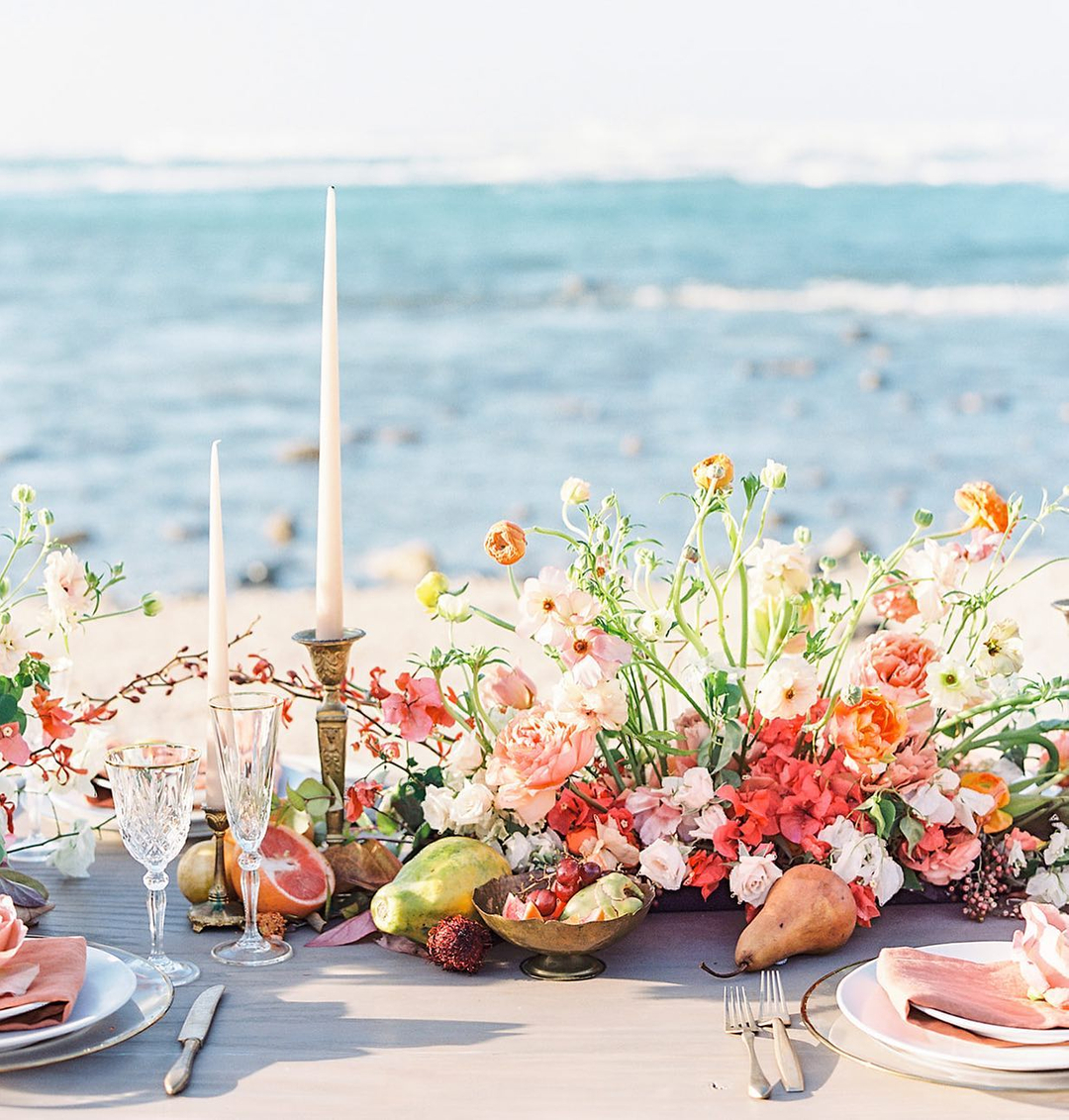WedBeautiful's tweet photo. CITRUS PLAY | sneak peek of 
our North shore beach tablescape. I’m loving this citrus color palette atop a very special driftwood table,  all framing the beautiful blue Pacific ocean!! Looking forward to showing you more! Thank you friends amymulderphotography signaturemaui lou https://t.co/RihGLfNKdD