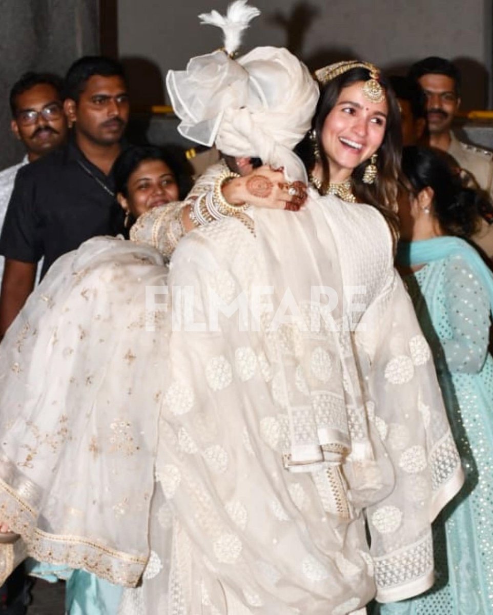 filmfare's tweet photo. The look of love!

#AliaBhatt laughs as #RanbirKapoor picks her up and takes her home. 🤍 https://t.co/nkU2rozjqX