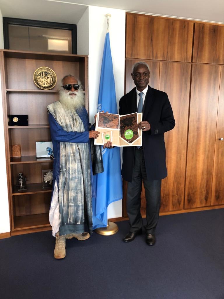ibrahimthiaw's tweet photo. It was such a pleasure to welcome again @SadhguruJV . We fully support your #savesoil campaign to protect that thin layer that provides the world with the needed food, feed and fiber.
Looking forward to welcoming you in May @UNCCDCOP15 in #Abidjan. https://t.co/nx3jdGjE4T