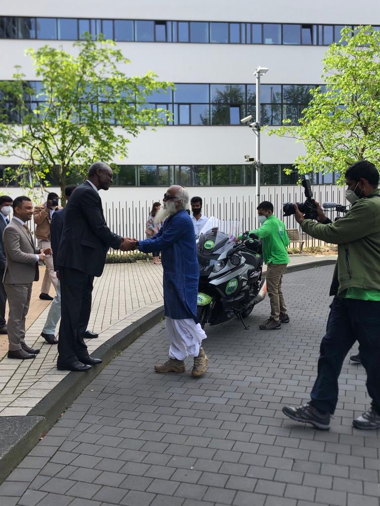 ibrahimthiaw's tweet photo. It was such a pleasure to welcome again @SadhguruJV . We fully support your #savesoil campaign to protect that thin layer that provides the world with the needed food, feed and fiber.
Looking forward to welcoming you in May @UNCCDCOP15 in #Abidjan. https://t.co/nx3jdGjE4T